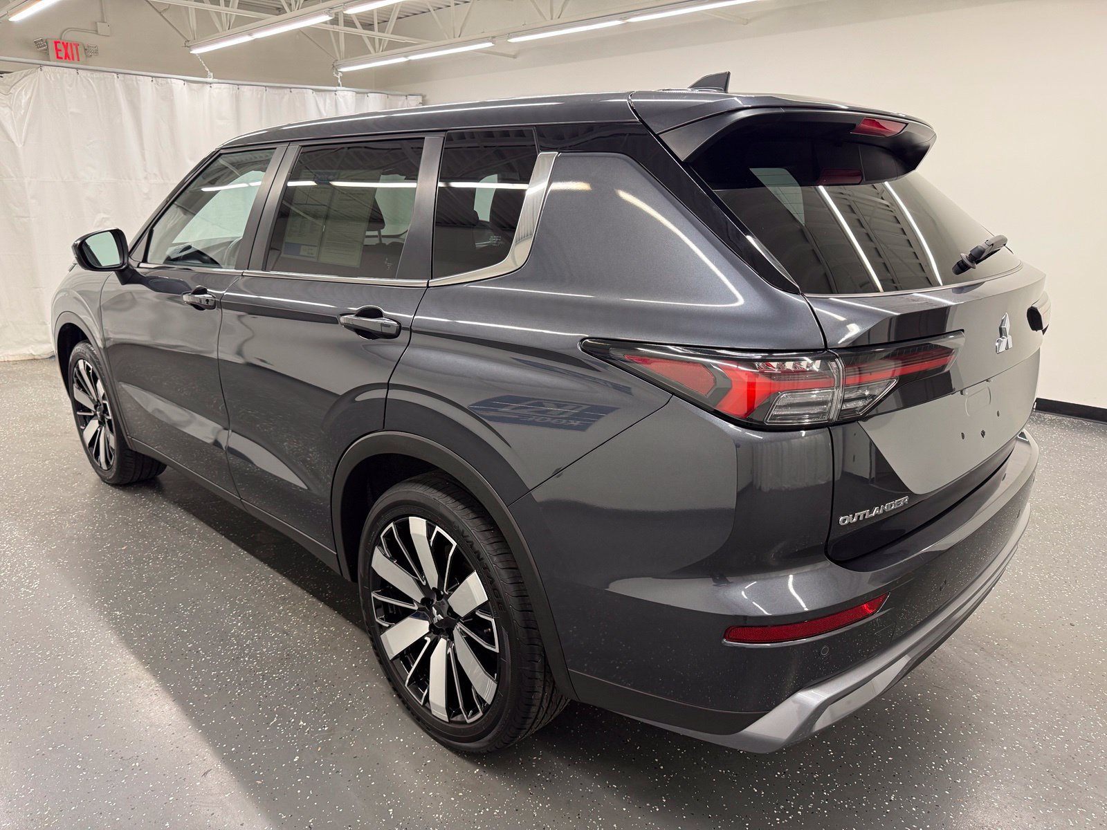 Used 2025 Mitsubishi Outlander SE AWD/4WD image 3