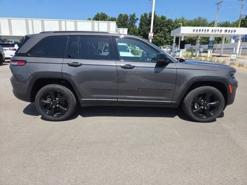Used 2024 Jeep Grand Cherokee Altitude AWD/4WD image 5