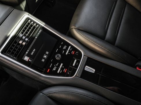 Used 2018 Porsche Panamera image 36