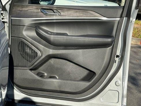 New 2025 Jeep Grand Cherokee Limited image 14