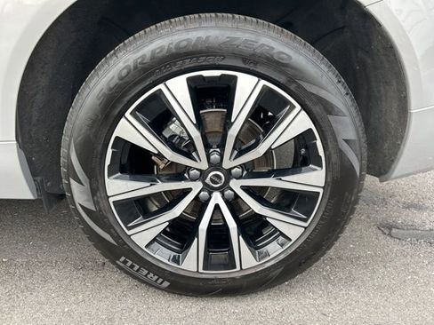 Certified 2025 Volvo XC60 B5 Plus AWD/4WD image 9