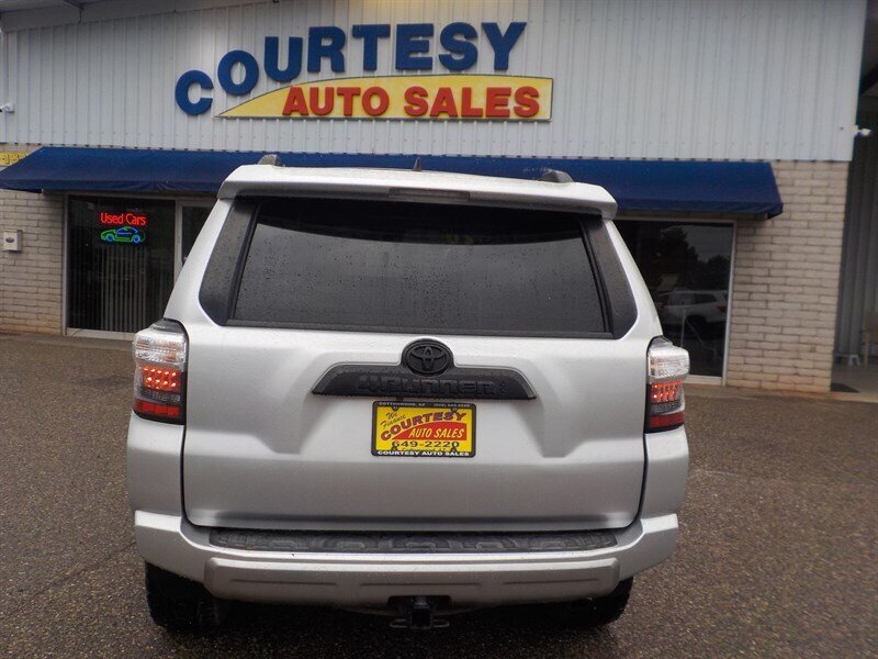 Used 2020 Toyota 4Runner TRD Off-Road Premium w/ Moonroof Package AWD/4WD image 10