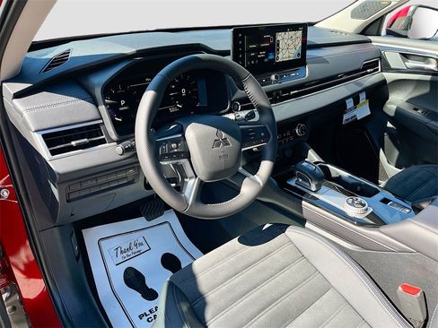 New 2025 Mitsubishi Outlander SE image 9
