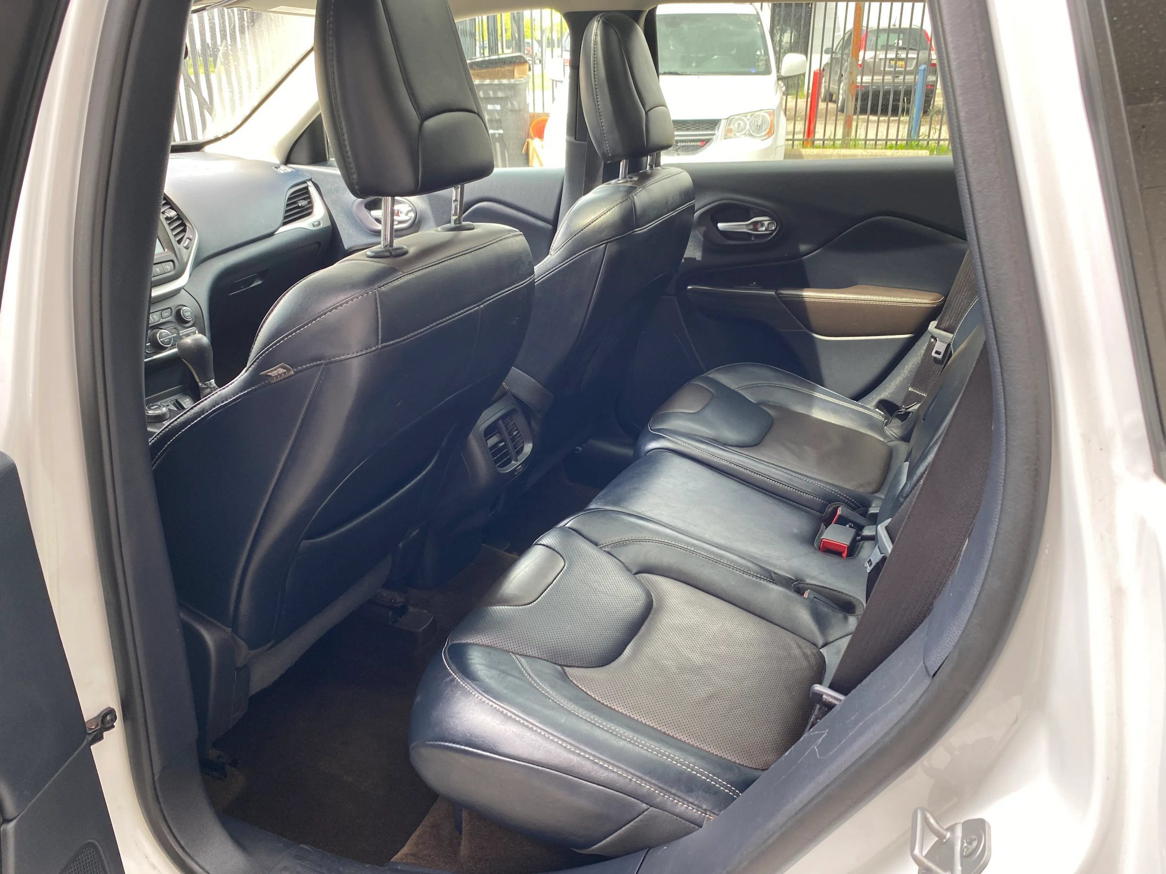 Used 2015 Jeep Cherokee Limited w/ Luxury Group AWD/4WD image 9