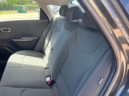 Used 2025 Kia K4 LXS image 37