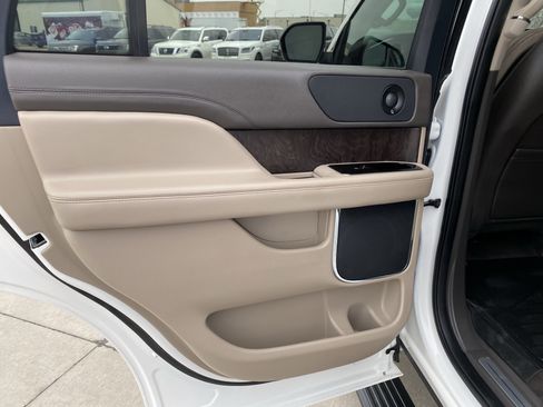 Used 2024 Lincoln Navigator Premiere image 18