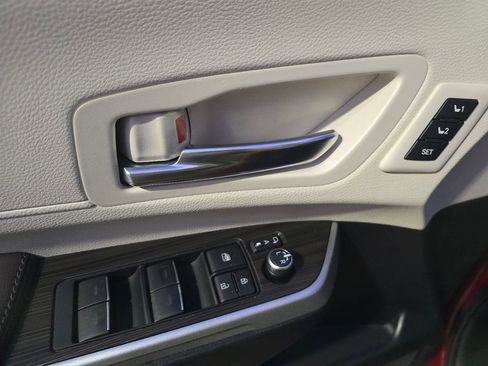 Used 2024 Toyota Sienna Platinum image 31