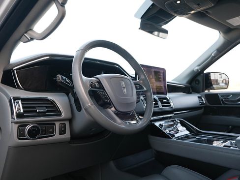 Used 2019 Lincoln Navigator Select w/ Technology Package image 15