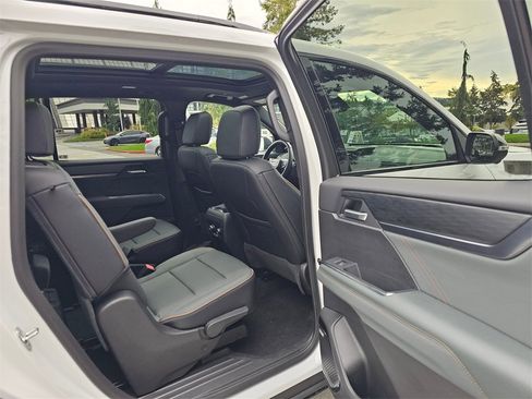 Used 2025 GMC Acadia AT4 w/ Super Cruise Package image 14