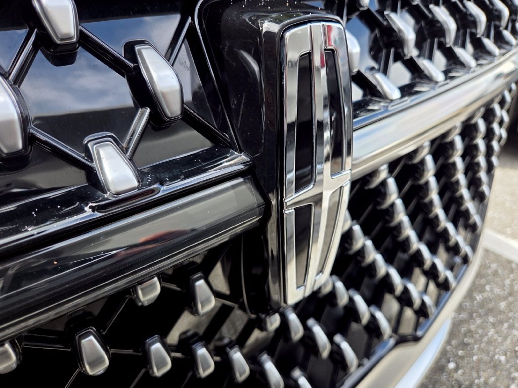 Used 2024 Lincoln Nautilus Premier AWD/4WD image 2