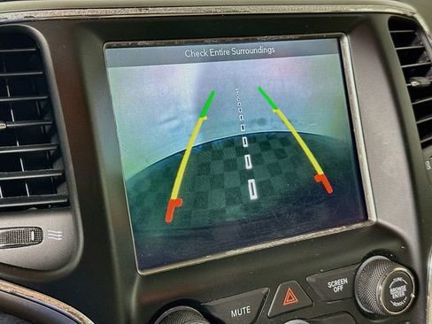 Used 2018 Jeep Grand Cherokee Laredo RWD image 16