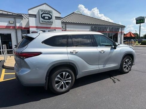 Used 2022 Toyota Highlander XLE AWD/4WD image 13