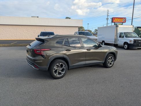 Used 2024 Chevrolet Trax LT w/ Driver Confidence Package image 3