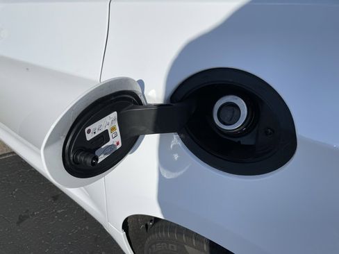 Used 2025 Chrysler Pacifica Limited image 59