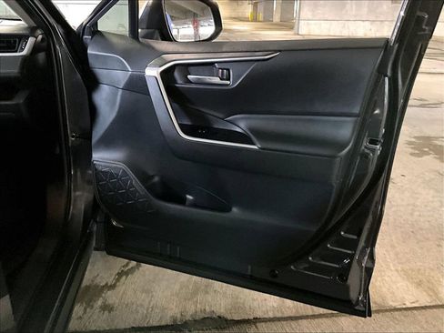 Used 2020 Toyota RAV4 XLE w/ Convenience Package image 27