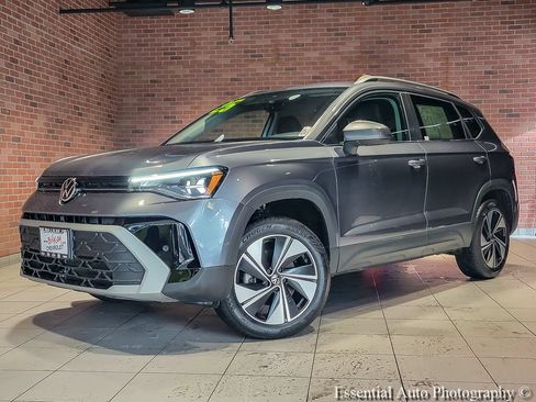 Used 2025 Volkswagen Taos SE AWD/4WD image 2