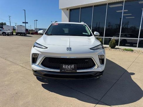 Used 2024 Buick Encore GX Sport Touring image 2