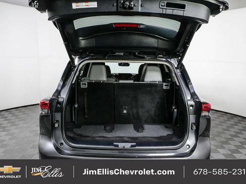 Used 2020 Toyota Highlander XLE image 30