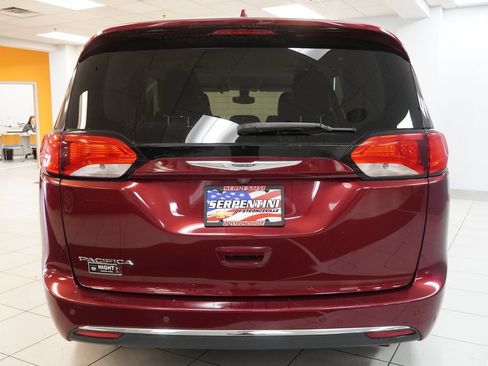Used 2017 Chrysler Pacifica Touring-L FWD image 10