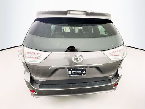 Used 2020 Toyota Sienna SE w/ SE Preferred Package FWD image 6