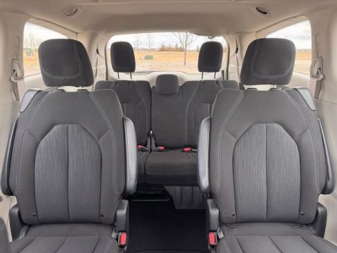Used 2021 Chrysler Pacifica Touring w/ Uconnect Theater Family Group image 24