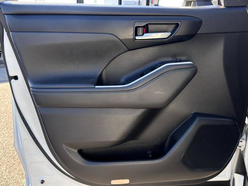 Used 2023 Toyota Highlander XLE image 13