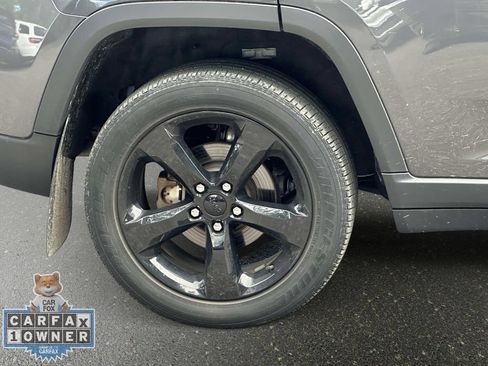 Used 2023 Jeep Grand Cherokee Altitude AWD/4WD image 10