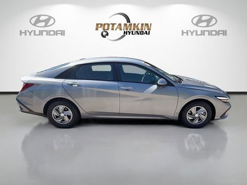 New 2026 Hyundai Elantra SE FWD image 4