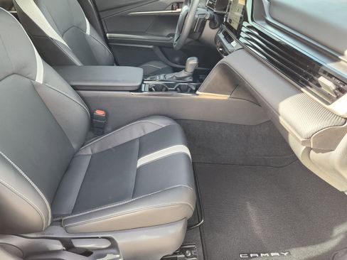 Used 2025 Toyota Camry SE w/ Convenience Package image 17