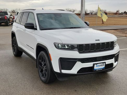 New 2026 Jeep Grand Cherokee Altitude image 6