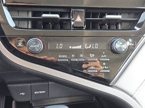 Used 2022 Toyota Camry SE image 21