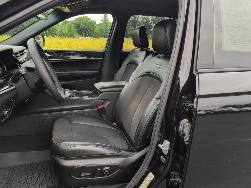 Used 2024 Jeep Grand Cherokee Trailhawk w/ Advanced Protech Group II AWD/4WD image 15