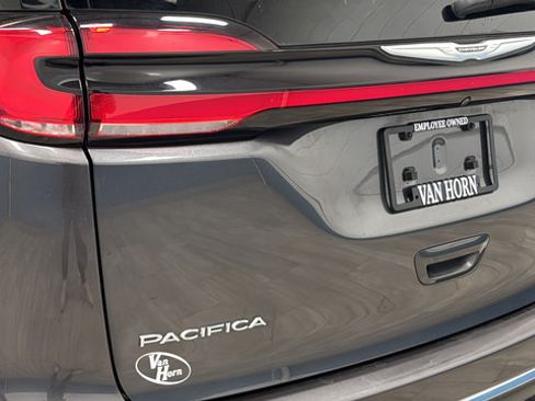 Used 2022 Chrysler Pacifica Touring-L FWD image 39