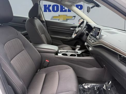 Used 2024 Nissan Altima 2.5 SV FWD image 17