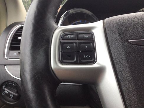 Used 2015 Chrysler Town & Country Touring w/ Driver Convenience Group FWD image 31