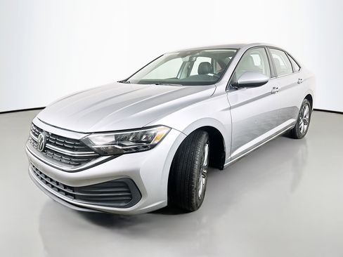Used 2024 Volkswagen Jetta SE image 3