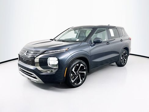 Used 2024 Mitsubishi Outlander SE image 3