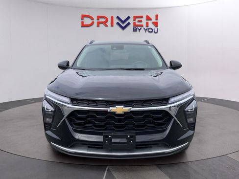 Used 2025 Chevrolet Trax LT w/ LT Convenience Package image 9