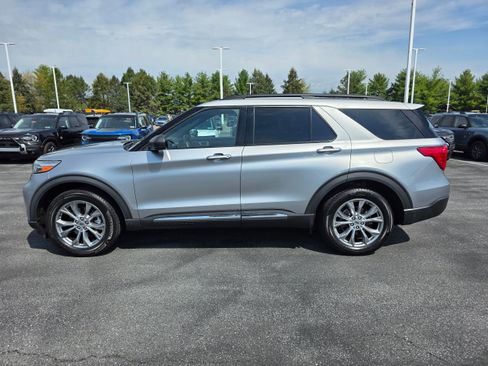 Used 2020 Ford Explorer XLT w/ Equipment Group 202A image 2