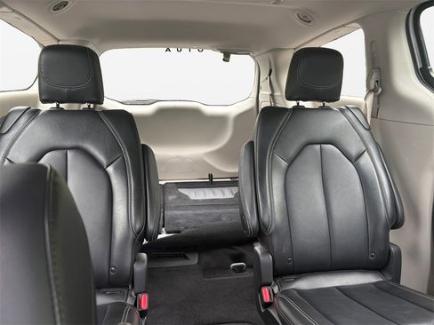 Used 2024 Chrysler Pacifica Touring-L image 16