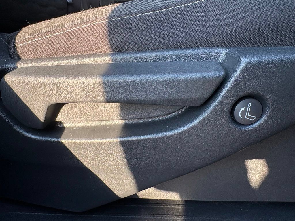 Used 2025 Nissan Pathfinder SV AWD/4WD image 16