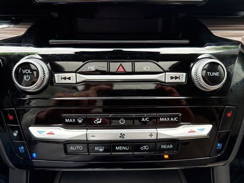 Used 2022 Ford Explorer Limited w/ Equipment Group 301A AWD/4WD image 27