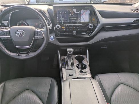 Used 2022 Toyota Highlander Limited image 17