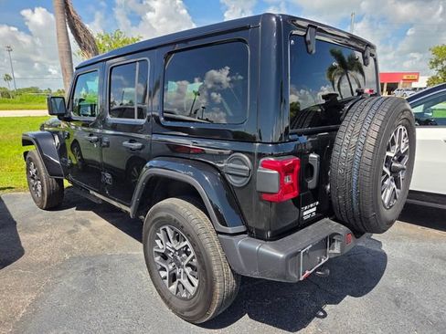 Used 2026 Jeep Wrangler Unlimited Sahara AWD/4WD image 4