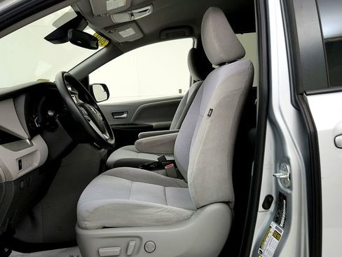 Used 2020 Toyota Sienna LE FWD image 27
