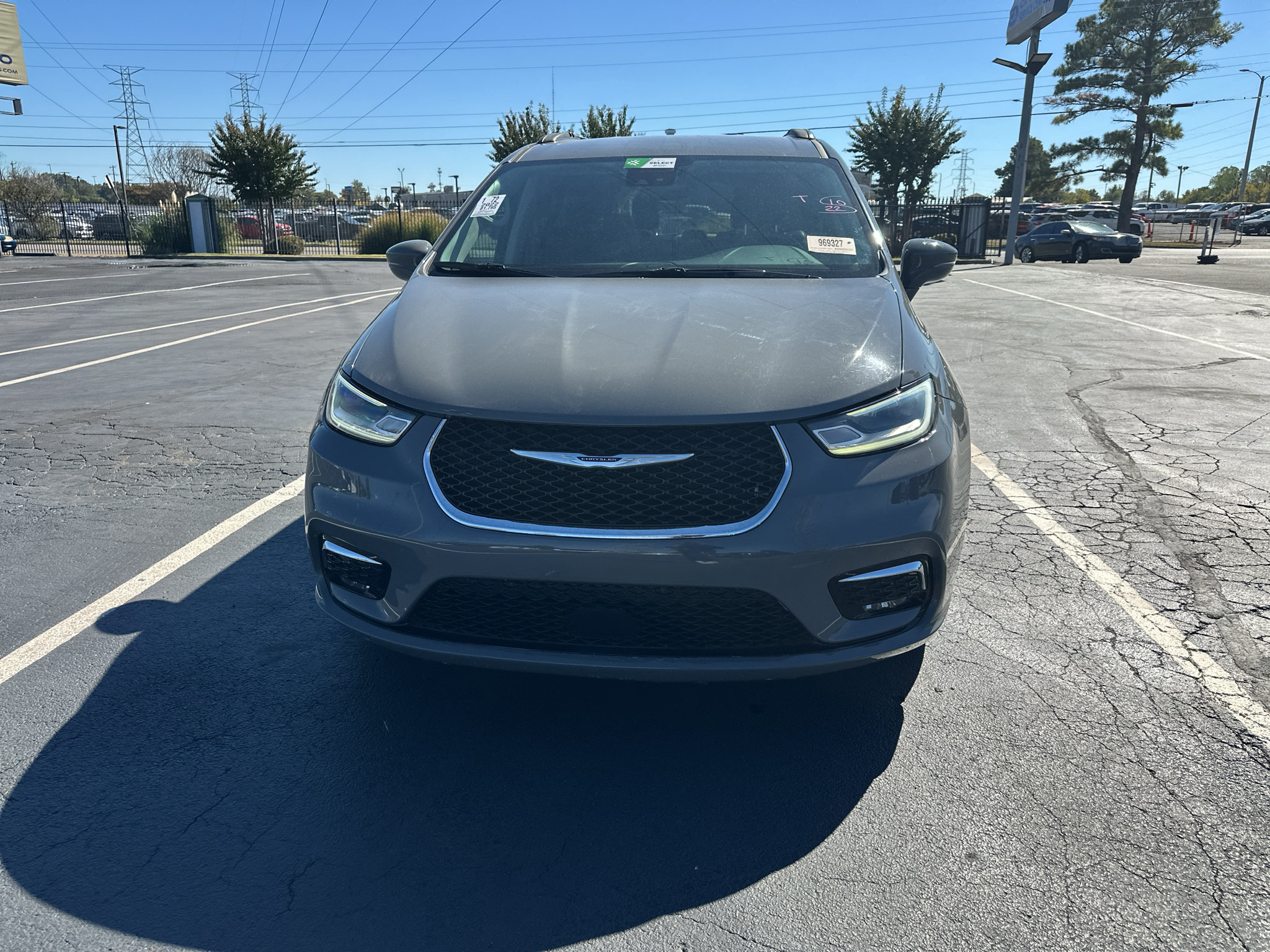 Used 2022 Chrysler Pacifica Touring-L FWD image 2