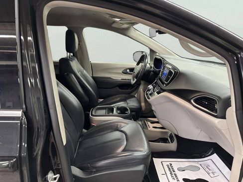 Used 2020 Chrysler Pacifica Touring-L FWD image 20