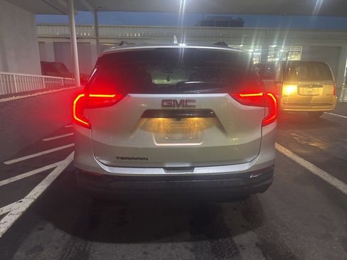 Used 2021 GMC Terrain SLT w/ Elevation Edition image 5