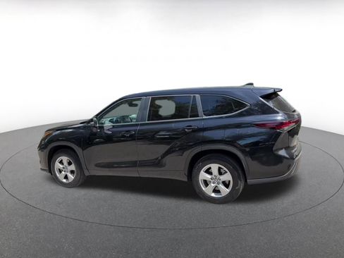 Used 2025 Toyota Highlander LE FWD image 10