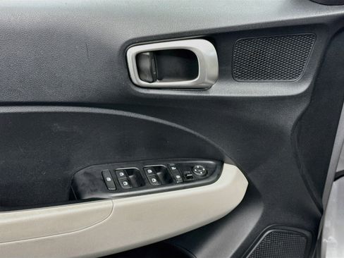 Used 2025 Hyundai Venue SEL FWD image 15